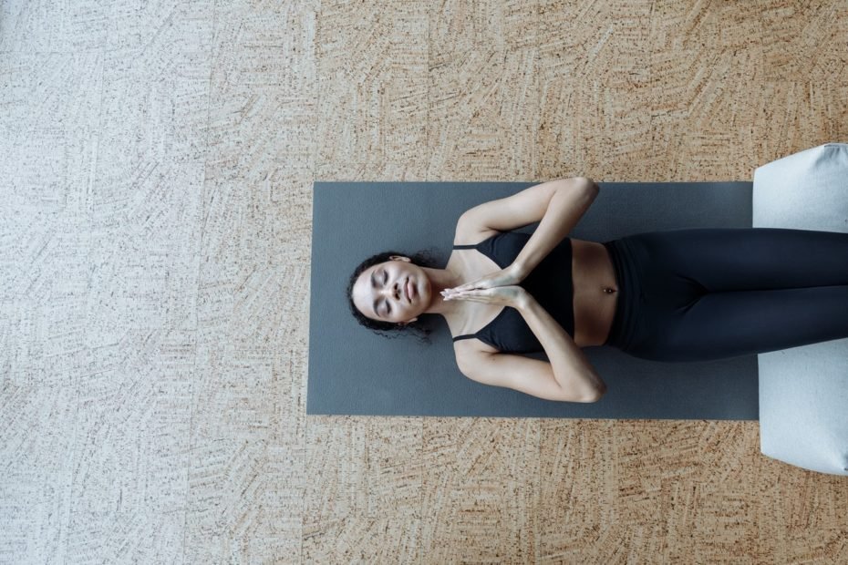 yoga nidra femme allongée