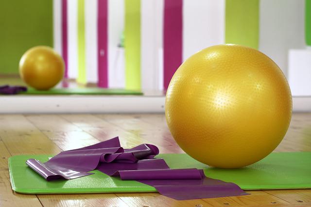 ballon de yoga sur tapis